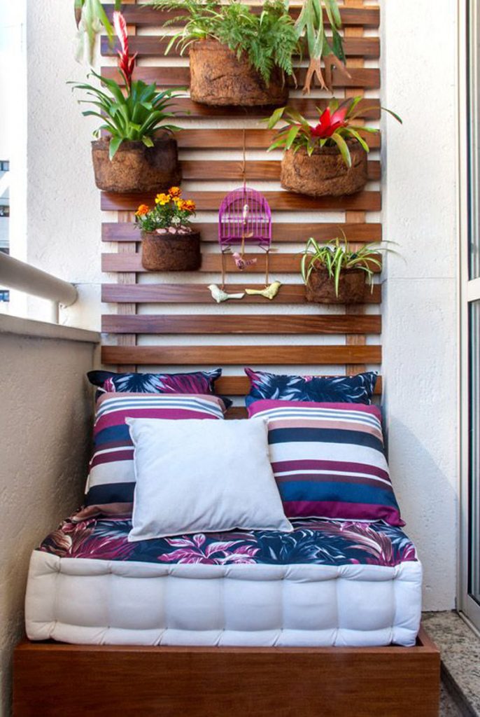 Saksıda yeşil bitkiler ve çiçekler balkon kenarlarına ve verandanın ön kısmına yerleştirilebilir. Balkon, teras ya da veranda küçükse küçük saksılar ya da renkli sepetlerde çiçekler ve yeşil bitkiler yukarı asılabilir. Hafif saksılar ve sepetlerle balkonunuza teras ya da verandanıza uçuşan bir görünüm yaratarak sevdiğiniz renklerle bir dokunuş yapabilirsiniz. 