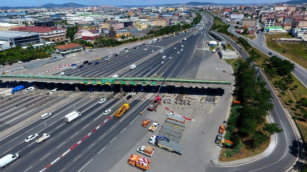Çamlıca gişeleri yıkıldı, 4 şerit trafiğe kapatıldı!