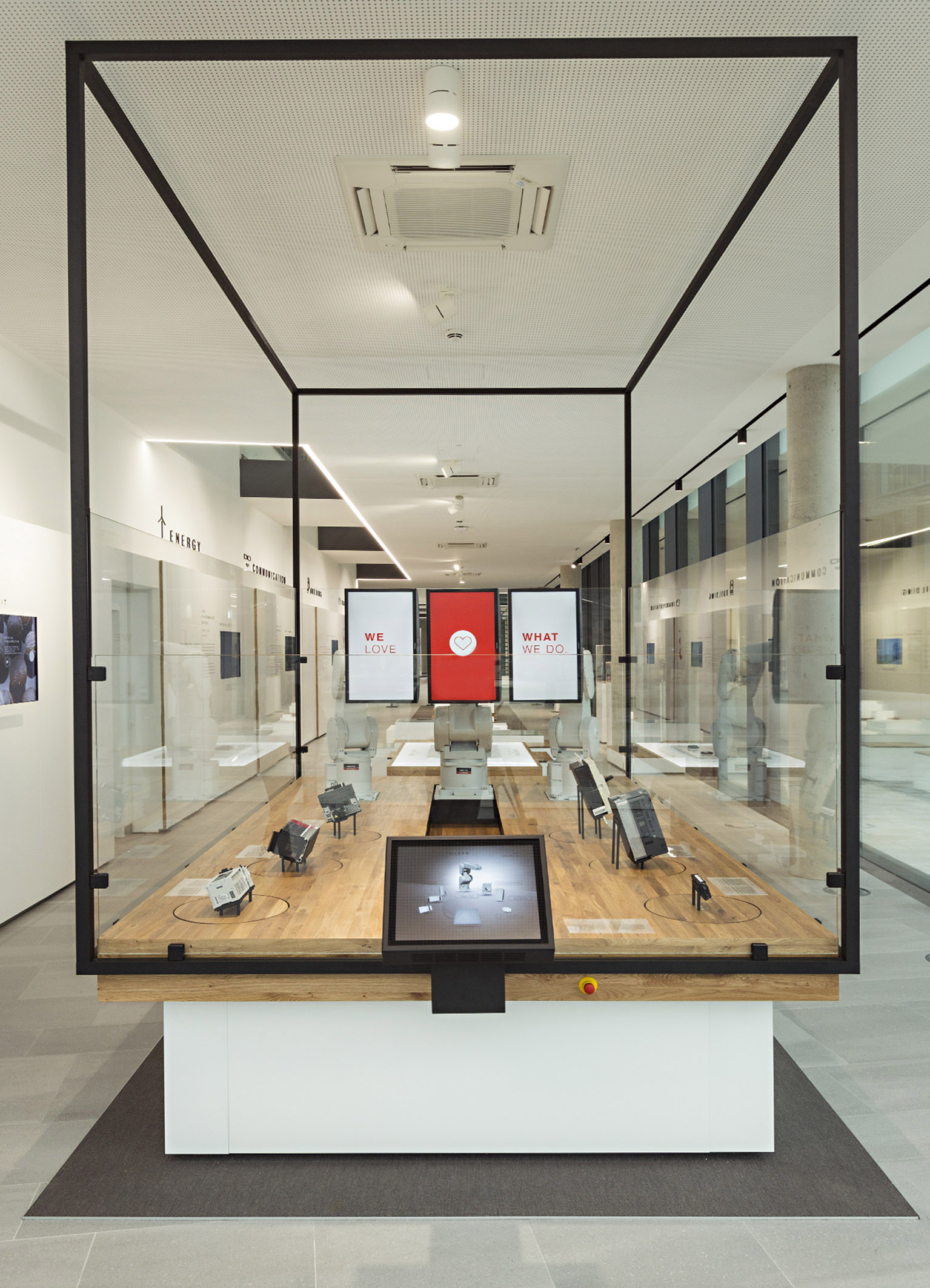 Üç Robota Bir Aslan!