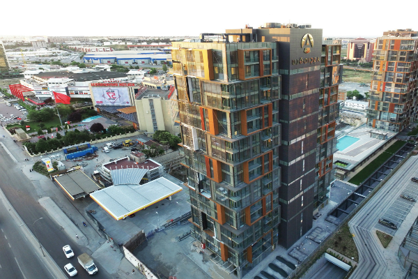 Selenium Retro, 2 bin metrekarelik sosyal yaşamıyla dikkat çekiyor!