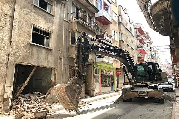 Gemlik'te eski binaların yıkımına başlandı!