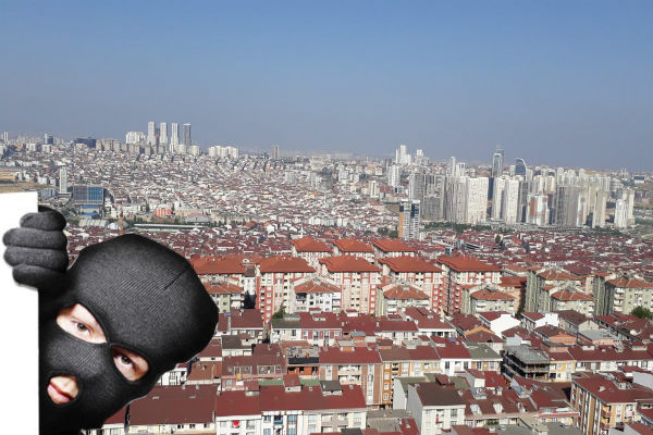 Esenyurt'ta kendilerini emlakçı gibi tanıttılar, 3 kişiyi dolandırdılar!