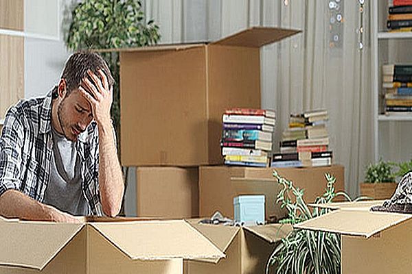 Bekar erkeğe daire kiralamayan ev sahibi yandı!