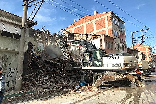 Gemlik'te metruk bina yıkımı aralıksız devam ediyor!