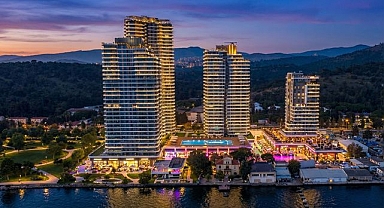 Neva Yalı İzmir’de 2026’ya Astrolojik Bakış: Hande Kazanova ile Yalı Buluşmaları!